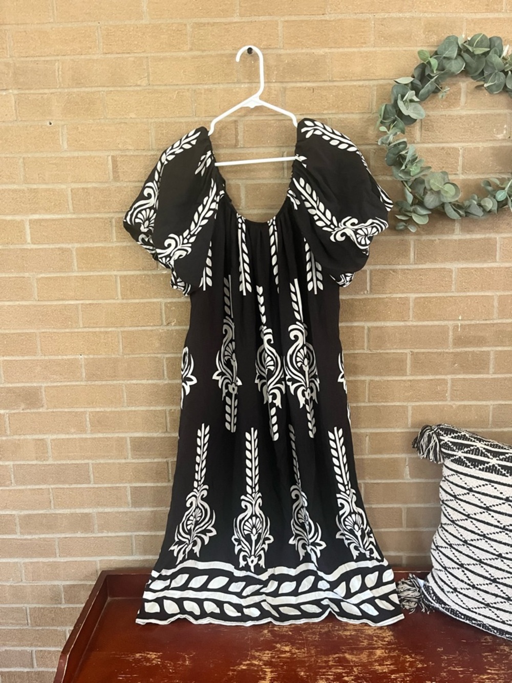 Black & White Puff Sleeve Midi Dress - Women's - Picture 2 of 4